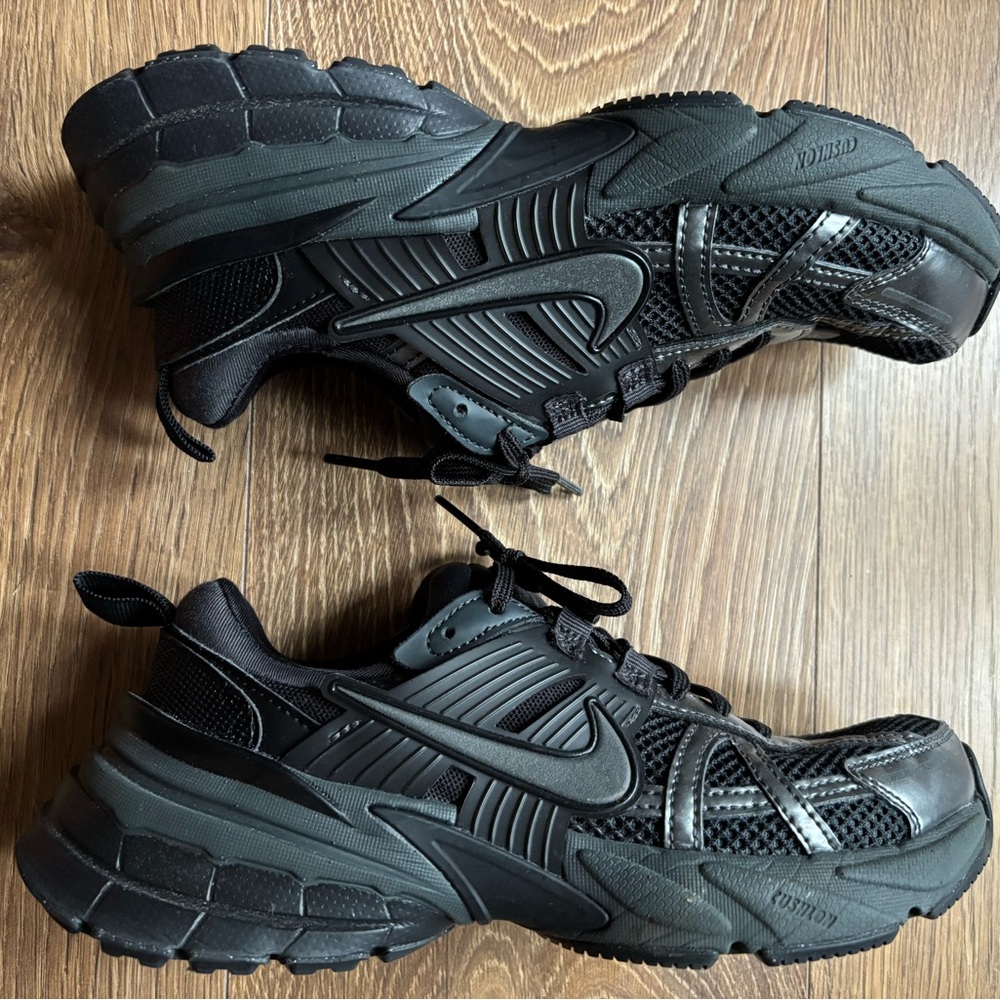 Nike V2k Run Women’s Black/Metallic Silver/Anthracite/Black Size 6.5
